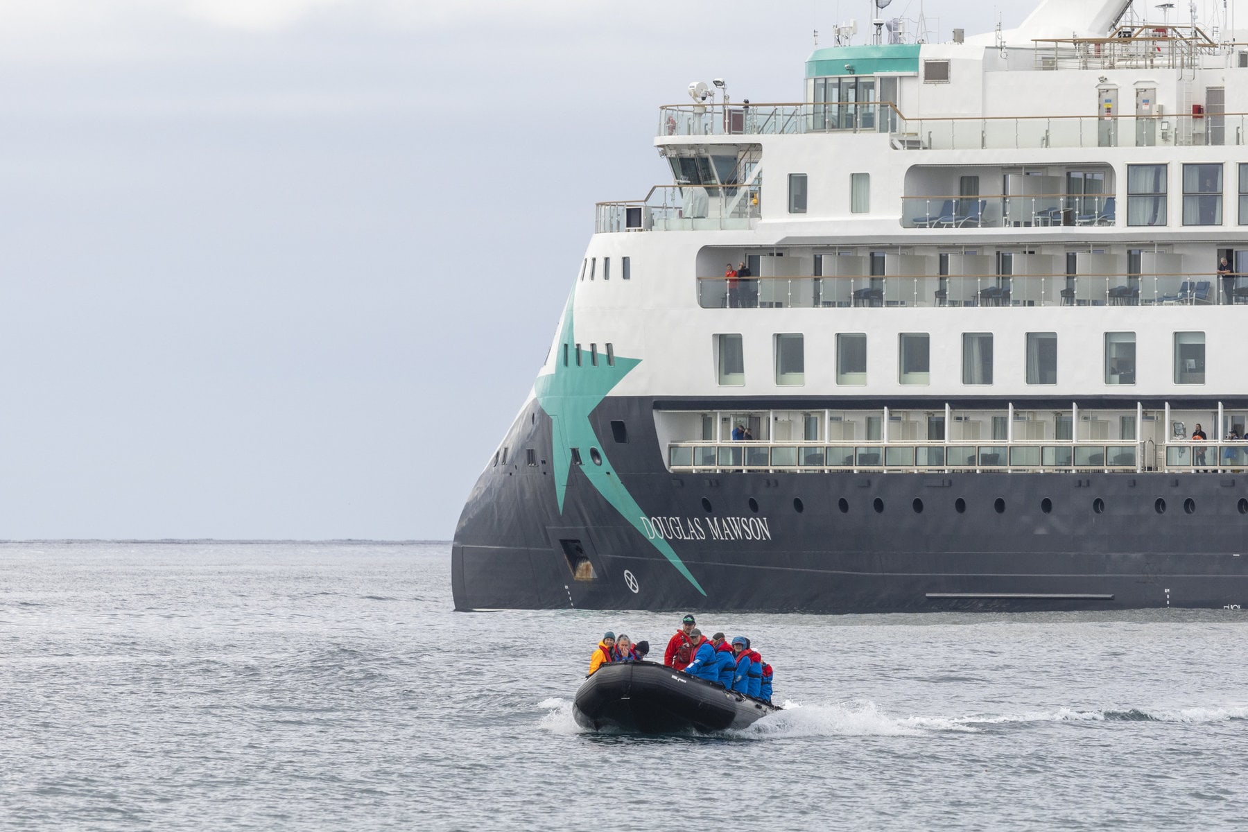 Modernste Sicherheit an Bord der Douglas Mawson: Hochmoderne Schiffstechnologie mit Return-to-Port-Systemen und medizinischer Klinik für maximale Sicherheit auf Expeditionen.