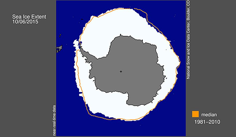 Die antarktische Meereisbedeckung am 6. Oktober 2015 betrug 18,83 Millionen Quadratkilometer. Die orangefarbene Linie zeigt den Mittelwert für die Ausdehnung von 1981 bis 2010 jeweils am 6. Oktober an. Das schwarze Kreuz markiert den geographischen Südpol. Abbildung: National Snow and Ice Data Center
