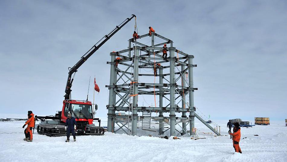 Arbeiter auf der grossen Stahlstruktur des Taishan Station, Chinas vierter Forschungsstation in der Antarktis.