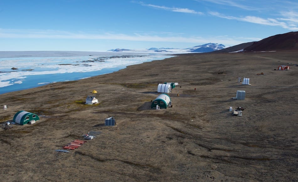 Die Ward Hunt Insel liegt der Insel Ellesmere vorgelagert und wird vom Ward-Hunt-Eisschelf umgeben. Die Insel beherbergt den nördlichsten See der Welt und eine kanadische Forschungsstation. Bild NIPR