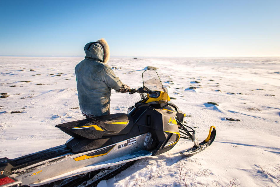 Inuit benutzen häufig Motorschlitten. Die Witterungsverhältnisse, insbesondere die Temperatur, beeinflussen, ob die Maschinen zuverlässig funktionieren und wie die „Fahrbahn“ beschaffen ist. Photo credit: Dylan Clark - McGill University, Canada