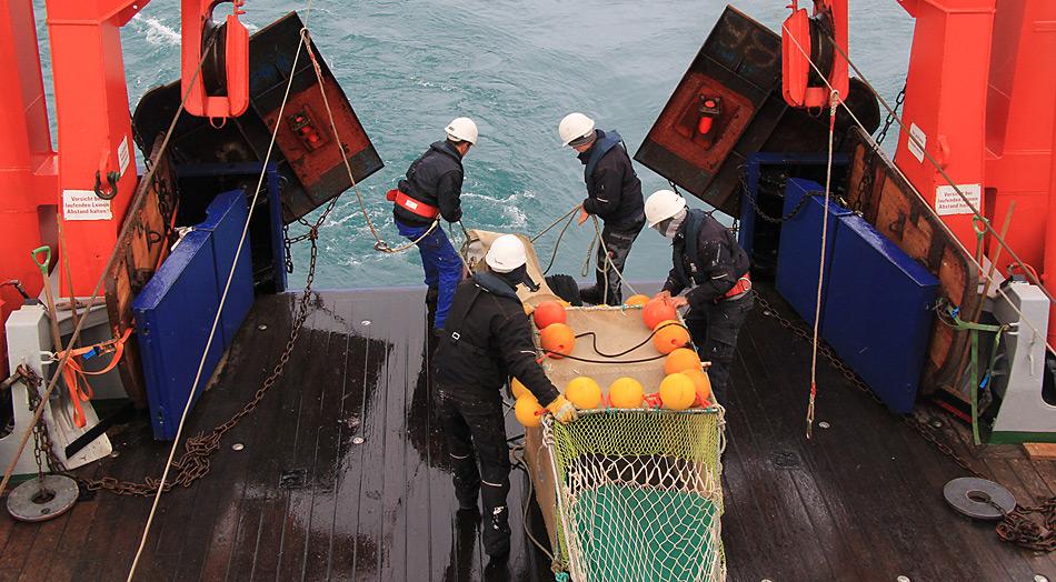 Die Mannschaft des Forschungsschiffes «Heincke» lässt den Fischlift zu Wasser. Der Fischlift ist ein Fangbehälter, der die Gefahr vermindert, dass die Fische beim Fang verletzt werden. Foto: K Bär, AWI