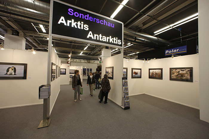 Schon von weiten gut zu erkennen, der Eingang zur Ausstellung.