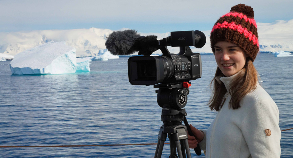 Für ihre Maturaarbeit reiste die 17-jährige Janine Wetter aus Fehraltorf in die Antarktis, wo sie einen Film über Pinguine und den Klimawandel drehte. Janine Wetter: «Mir war von Anfang an klar, dass ich für die Matura keine Schreibarbeit machen wollte, sondern etwas Gestalterisches. Als ich vor eineinhalb Jahren im Internet einen Film über Pinguine gesehen habe, wollte ich mehr wissen über diese Tiere und recherchierte im Netz. Dabei las ich viel über den Klimawandel und wie der sich vor allem in der Antarktis auswirkt. Das weckte mein Interesse, weshalb für mich schnell feststand: Ich will einen Film über Pinguine und den Klimawandel drehen».