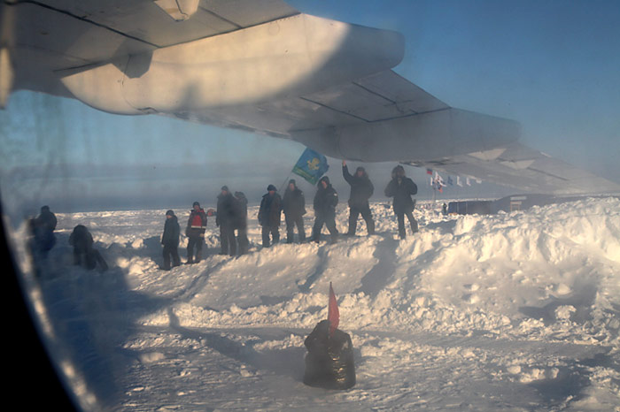 Abschied von Freunden, letzter Blick durch das verschmutzte Fenster der Antonov-74.